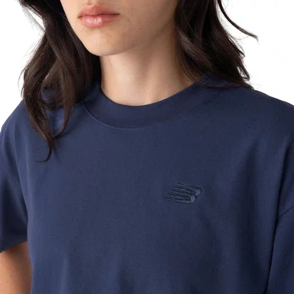 Camiseta New Balance M/C Cropped Small Logo Fem WT43536B-DRE