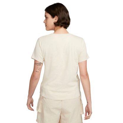 Camiseta Nike M/C Club Essentials Feminina DX7902-126