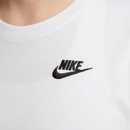 Camiseta Nike Sportswear Club Essentials Feminina DX7902-100
